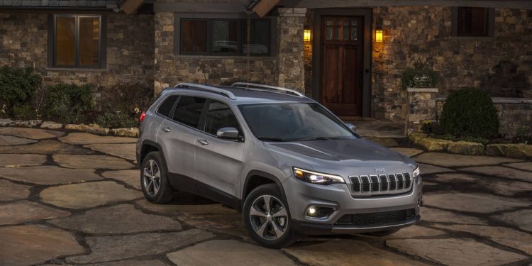Jeep Cherokee aparece de "cara lavada" em Detroit! 24