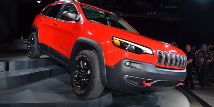 Jeep Cherokee aparece de "cara lavada" em Detroit! 64