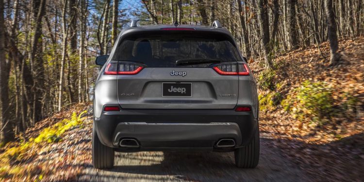 Jeep Cherokee aparece de "cara lavada" em Detroit! 17