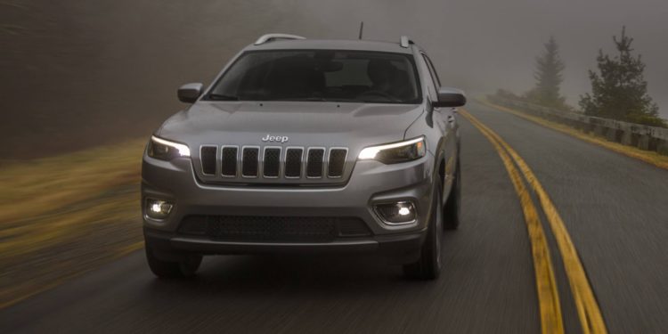 Jeep Cherokee aparece de "cara lavada" em Detroit! 13