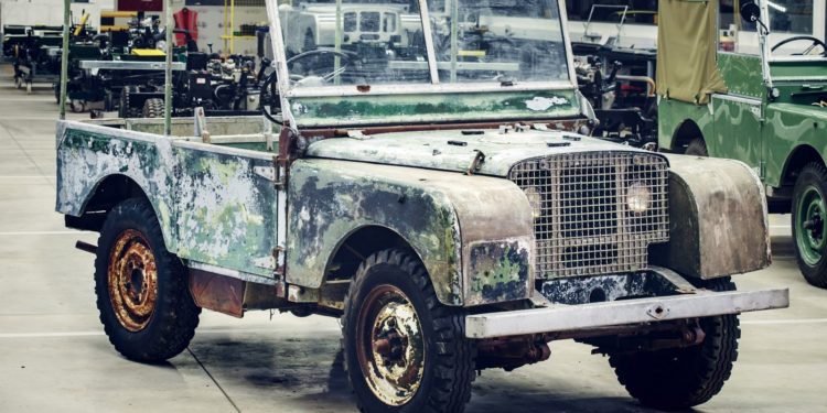 A Land Rover está a restaurar o primeiro Defender! 19