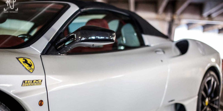 Estes Supercarros estão parqueados num estacionamento publico! 32