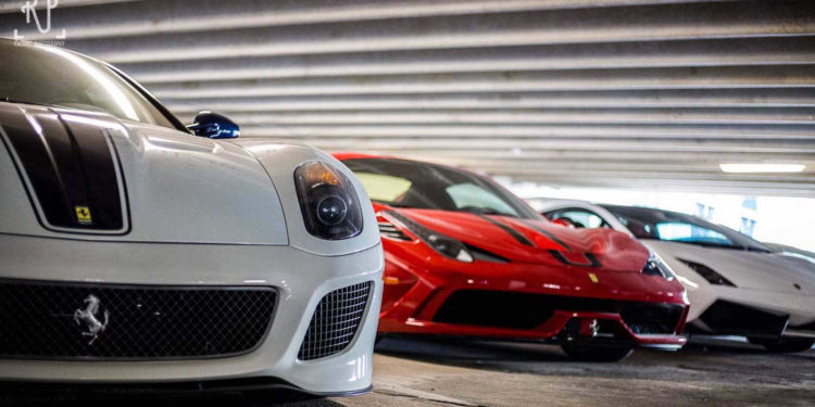 Estes Supercarros estão parqueados num estacionamento publico! 20