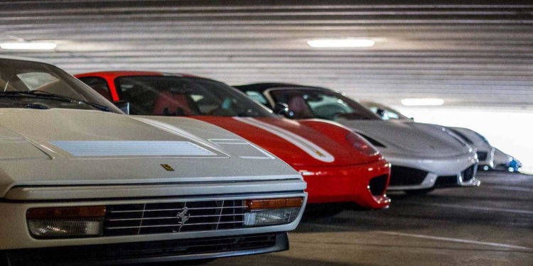 Estes Supercarros estão parqueados num estacionamento publico! 33