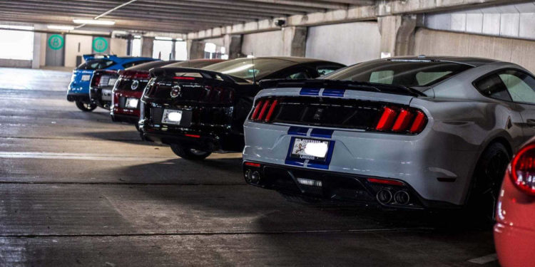 Estes Supercarros estão parqueados num estacionamento publico! 26