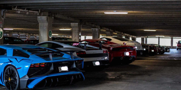 Estes Supercarros estão parqueados num estacionamento publico! 17