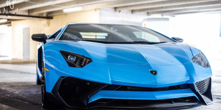 Estes Supercarros estão parqueados num estacionamento publico! 18