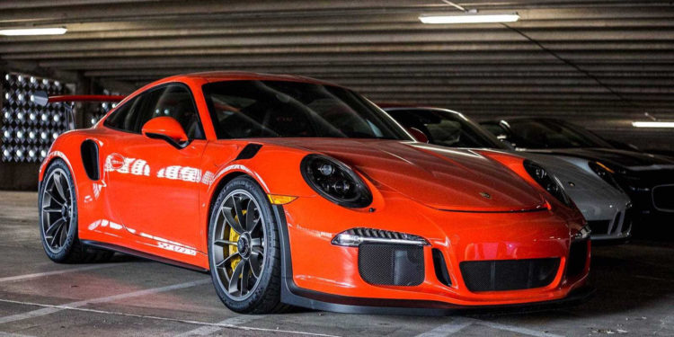 Estes Supercarros estão parqueados num estacionamento publico! 15