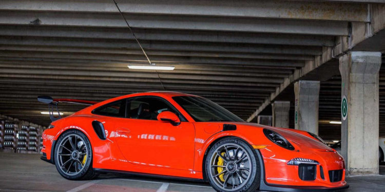 Estes Supercarros estão parqueados num estacionamento publico! 16