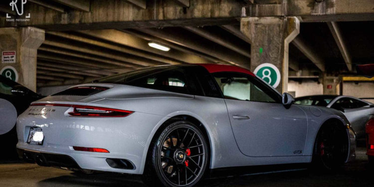 Estes Supercarros estão parqueados num estacionamento publico! 14