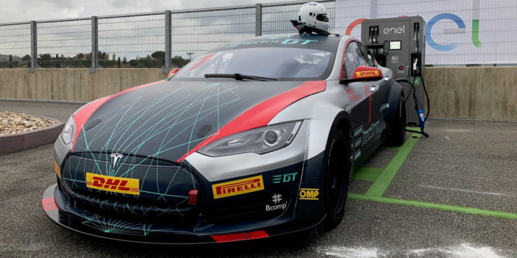 Tesla Model S recebe aprovação da FIA para provas! 18