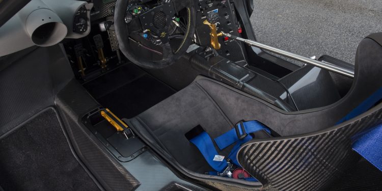 Este Mclaren F1 GTR é homologado para circular na via publica... E está à venda! 25