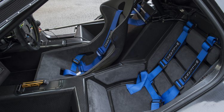 Este Mclaren F1 GTR é homologado para circular na via publica... E está à venda! 26