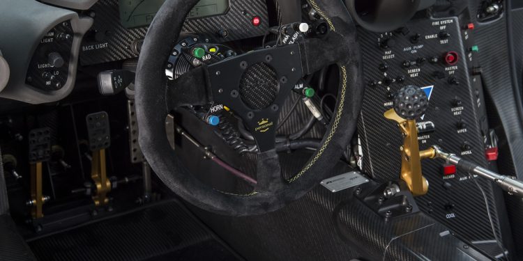 Este Mclaren F1 GTR é homologado para circular na via publica... E está à venda! 27