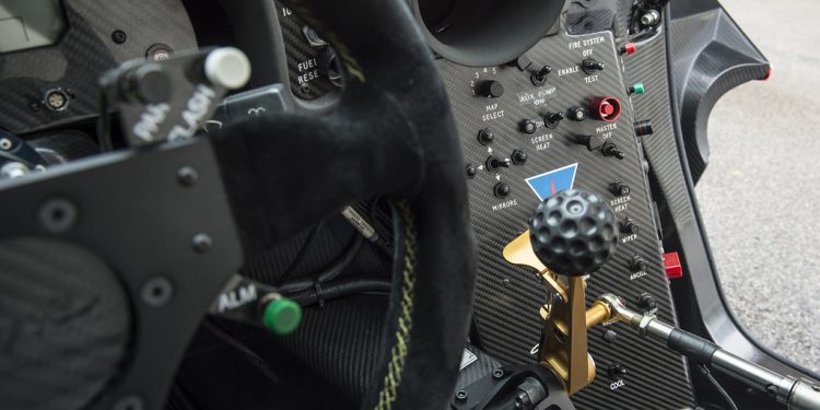 Este Mclaren F1 GTR é homologado para circular na via publica... E está à venda! 29