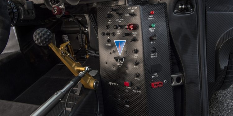 Este Mclaren F1 GTR é homologado para circular na via publica... E está à venda! 30