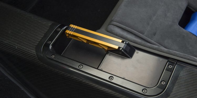 Este Mclaren F1 GTR é homologado para circular na via publica... E está à venda! 20