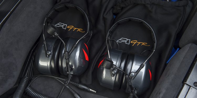 Este Mclaren F1 GTR é homologado para circular na via publica... E está à venda! 19