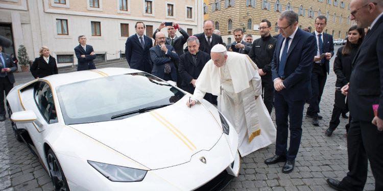 Lamborghini do Papa Francisco pode ultrapassar os 300.000€! 23