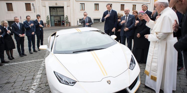 Lamborghini do Papa Francisco pode ultrapassar os 300.000€! 24