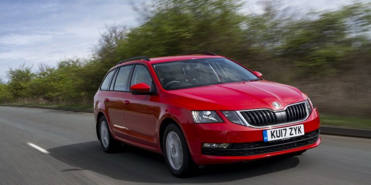 Skoda Octavia recebe novo look e motorizações híbridas! 14