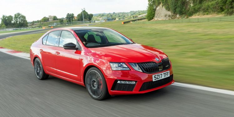 Skoda Octavia recebe novo look e motorizações híbridas! 18