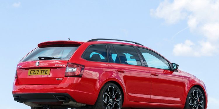 Skoda Octavia recebe novo look e motorizações híbridas! 17