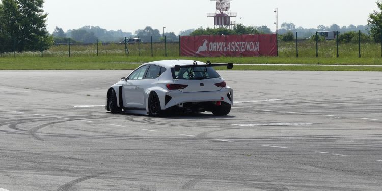 O CUPRA e-Racer elétrico de Turismo rodou pela primeira vez em circuito 13