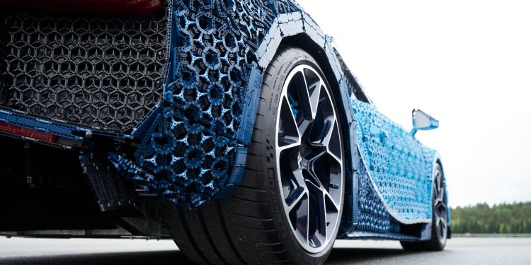 Este Bugatti Chiron em LEGO com tamanho real é o sonho de qualquer criança! 35