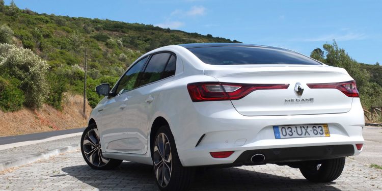 Renault Mégane Grand Coupe Executive 1.2 tCe: Elegância inovadora! 36