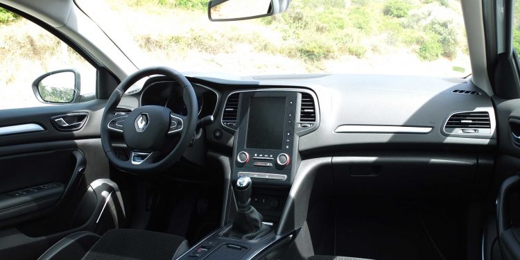 Renault Mégane Grand Coupe Executive 1.2 tCe: Elegância inovadora! 46