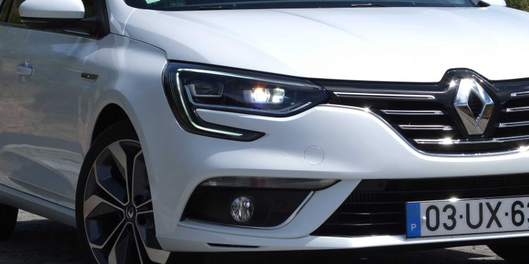Renault Mégane Grand Coupe Executive 1.2 tCe: Elegância inovadora! 26