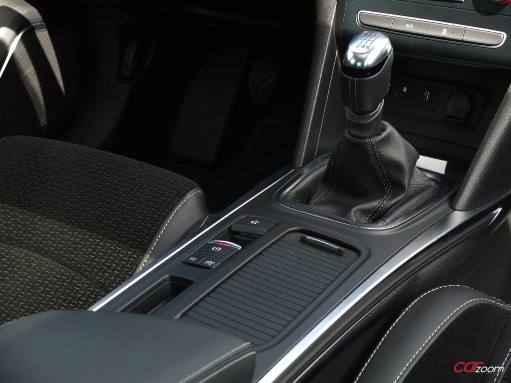 Renault Mégane Grand Coupe Executive 1.2 tCe: Elegância inovadora! 23