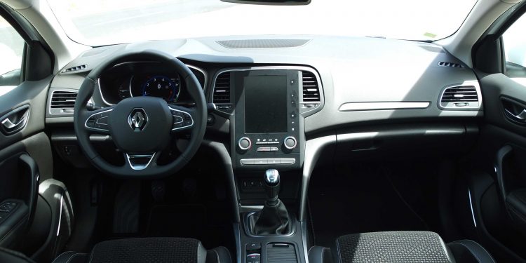 Renault Mégane Grand Coupe Executive 1.2 tCe: Elegância inovadora! 53
