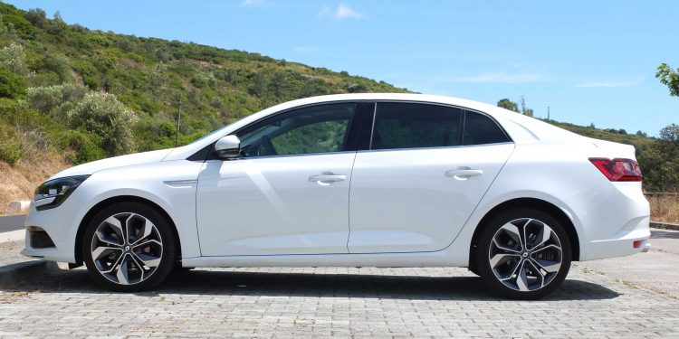 Renault Mégane Grand Coupe Executive 1.2 tCe: Elegância inovadora! 28