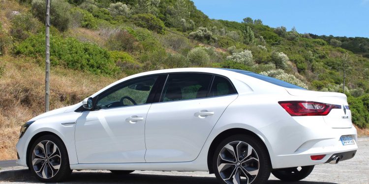 Renault Mégane Grand Coupe Executive 1.2 tCe: Elegância inovadora! 31