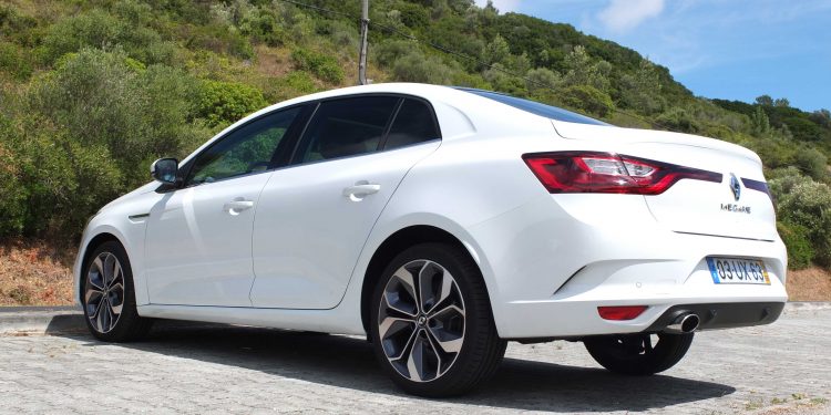 Renault Mégane Grand Coupe Executive 1.2 tCe: Elegância inovadora! 33