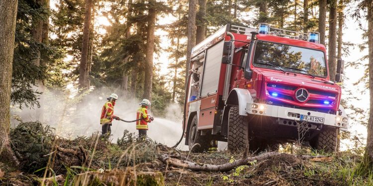 Este Mercedes Unimog é o melhor camião de combate aos incêndios de sempre! 14