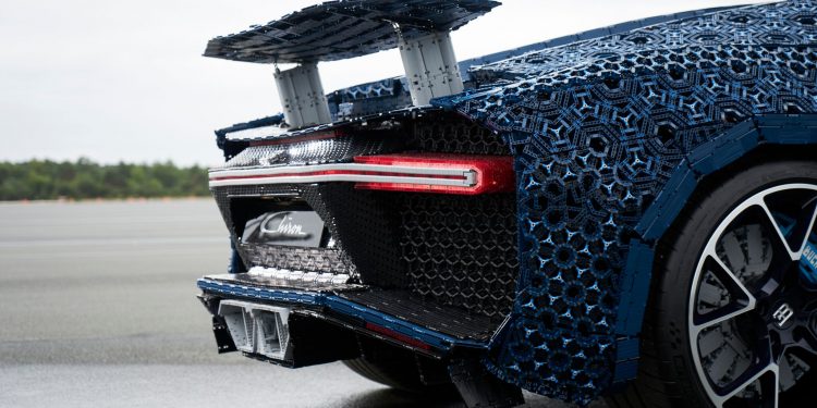 Este Bugatti Chiron em LEGO com tamanho real é o sonho de qualquer criança! 37