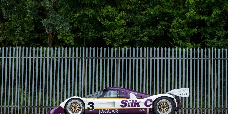 Este Jaguar XJR-11 Grupo C é a peça de Museu que queríamos na garagem! 15