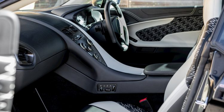 Este Aston Martin Vanquish Zagato Volante raríssimo vai a leilão! 45