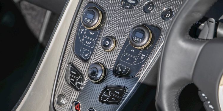 Este Aston Martin Vanquish Zagato Volante raríssimo vai a leilão! 35