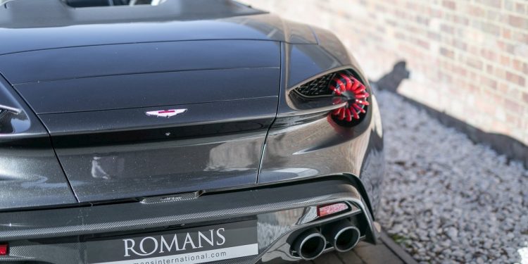 Este Aston Martin Vanquish Zagato Volante raríssimo vai a leilão! 41