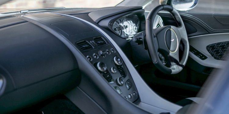 Este Aston Martin Vanquish Zagato Volante raríssimo vai a leilão! 33