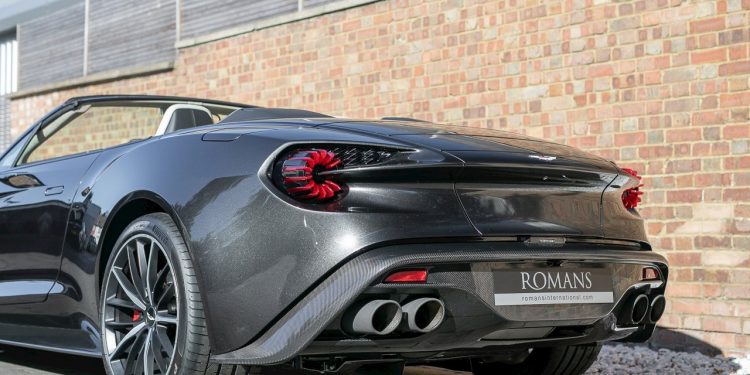 Este Aston Martin Vanquish Zagato Volante raríssimo vai a leilão! 43