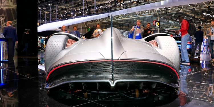 Mercedes volta aos anos 30 com o Vision EQ Silver Arrow! 41
