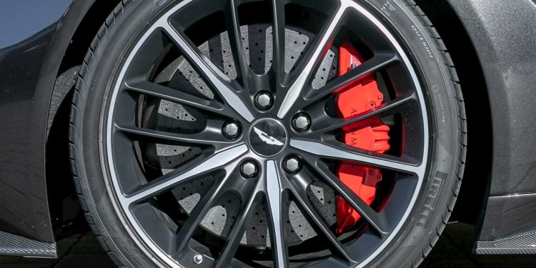 Este Aston Martin Vanquish Zagato Volante raríssimo vai a leilão! 32