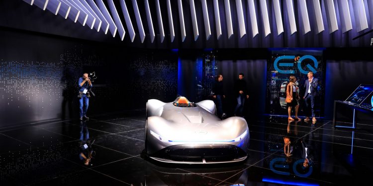 Mercedes volta aos anos 30 com o Vision EQ Silver Arrow! 40