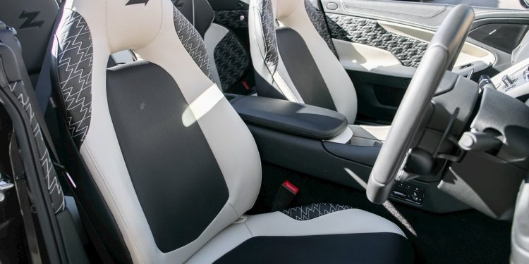 Este Aston Martin Vanquish Zagato Volante raríssimo vai a leilão! 23