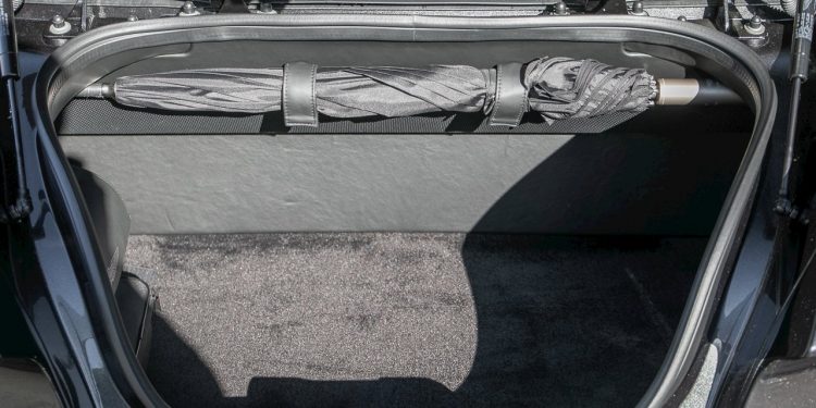 Este Aston Martin Vanquish Zagato Volante raríssimo vai a leilão! 27